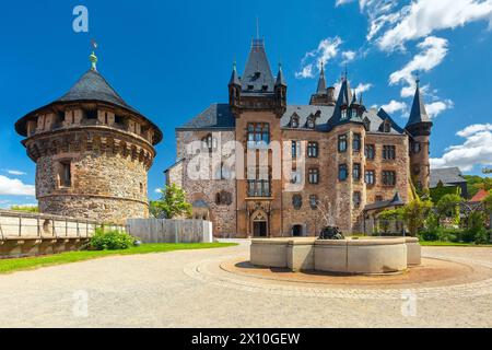 Schloss Wernigerode mit Brunnen und Wehrturm in Wernigerode, Deutschland Stockfoto