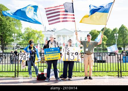 Washington, Usa. April 2024. Während einer Demonstration vor dem Weißen Haus in Washington halten Demonstranten Plakate zur Unterstützung der Ukraine. Quelle: SOPA Images Limited/Alamy Live News Stockfoto