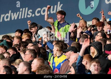 Fans von Warrington Wolves jubeln beim Viertelfinale des Betfred Challenge Cup St Helens gegen Warrington Wolves im Totally Wicked Stadium, St Helens, Großbritannien, 14. April 2024 (Foto: Steve Flynn/News Images) Stockfoto