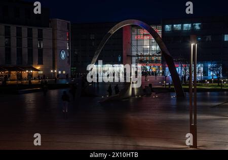 Krakau, Polen, 23. März 2024 - der Platz Nowaka - Jeziorianskiego bei Nacht Stockfoto