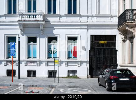 Schaerbeek, Hauptstadt Brüssel, Belgien, 10. April 2024 - Fassade und Eingang der Firma Zinneke, einer sozialen und kulturellen Organisation Stockfoto