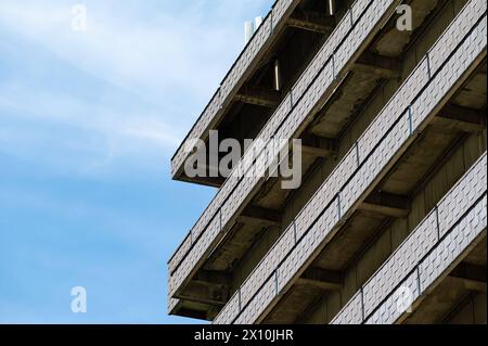 Ixelles, Brüssel, Belgien - 13. April 2024 - Betonbauten des VUB-Universitätsgebäudes Stockfoto