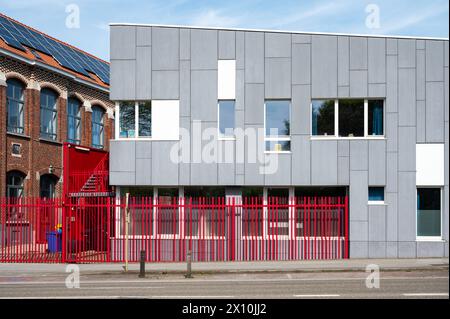 Ixelles, Brüssel, Belgien - 13. April 2024 - stilvolle Fassade einer Grundschule Stockfoto