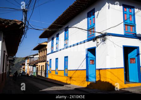 Wunderschöne Straßen in der historischen Innenstadt der historischen Stadt Salamina im Departement Caldas in Kolumbien. Stockfoto