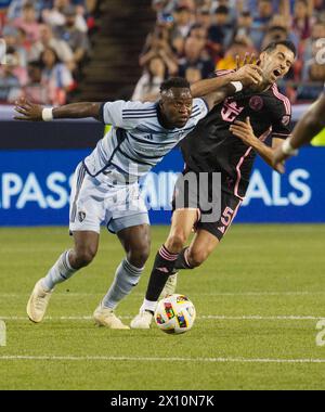 Kansas City, Missouri, USA. April 2024. Sporting KC Stürmer Willie Agada #23 (l) steht am 13. April 2024 im Arrowhead Stadium in Kansas City, MO, gegen den Mittelfeldspieler Sergio Busquets #5 (r) von Inter Miami CF. (Kreditbild: © Serena S.Y. Hsu/ZUMA Press Wire) NUR REDAKTIONELLE VERWENDUNG! Nicht für kommerzielle ZWECKE! Stockfoto