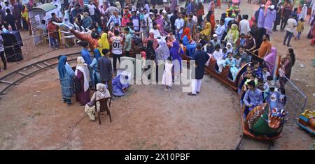 Dhaka, Bangladesch. April 2024. Dhaka-Bewohner feierten den zweiten Tag Eid-ul-Fitr, unter großer Begeisterung, indem sie Demra Konaparas „Mini Cox's Bazar“ an Feiertagen besuchten. Stadtbewohner stürmen in das Feuchtgebiet neben einem großen Gebiet, das aus gesammeltem Sand gebildet wurde, um die Schönheit der Natur zu beobachten. (Foto: Tahsin Ahmed/Pacific Press) Credit: Pacific Press Media Production Corp./Alamy Live News Stockfoto