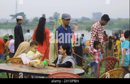 Dhaka, Bangladesch. April 2024. Dhaka-Bewohner feierten den zweiten Tag Eid-ul-Fitr, unter großer Begeisterung, indem sie Demra Konaparas „Mini Cox's Bazar“ an Feiertagen besuchten. Stadtbewohner stürmen in das Feuchtgebiet neben einem großen Gebiet, das aus gesammeltem Sand gebildet wurde, um die Schönheit der Natur zu beobachten. (Foto: Tahsin Ahmed/Pacific Press) Credit: Pacific Press Media Production Corp./Alamy Live News Stockfoto