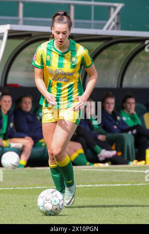 Den Haag, Niederlande. April 2024. Den Haag, Niederlande, 14. April 2024: Louise van Oosten (10 ADO den Haag) spielt mit dem Ball während des Azerion Vrouwen Eredivisie Fußballspiels zwischen ADO den Haag und Heerenveen im Bingoal Stadion in den Haag, Niederlande. (Leiting Gao/SPP) Credit: SPP Sport Press Photo. /Alamy Live News Stockfoto