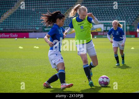 Den Haag, Niederlande. April 2024. Den Haag, Niederlande, 14. April 2024: Iris Teijema (5 Heerenveen) und Lyanne Iedema (11 Heerenveen) wärmen sich während des Azerion Vrouwen Eredivisie Fußballspiels zwischen ADO den Haag und Heerenveen im Bingoal Stadion in den Haag auf. (Leiting Gao/SPP) Credit: SPP Sport Press Photo. /Alamy Live News Stockfoto