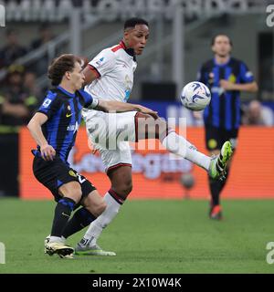 Mailand, Italien. April 2024. Nicolo Barella vom FC Internazionale streitet mit Yerry Mina aus Cagliari während des Spiels der Serie A in Giuseppe Meazza, Mailand. Der Bildnachweis sollte lauten: Jonathan Moscrop/Sportimage Credit: Sportimage Ltd/Alamy Live News Stockfoto