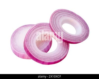 Die Draufsicht der roten oder violetten Zwiebelringe oder -Schichten im Stapel ist auf weißem Hintergrund mit Beschneidungspfad isoliert. Stockfoto