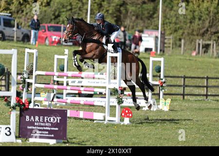 Burnham Market, Norfolk, Großbritannien. April 2024. Laura Collett aus Großbritannien mit LONDON 52 während des CCI4*-S Showjumping bei den Burnham Market International Horse Trials am 14. April 2024, Burnham Market, Vereinigtes Königreich (Foto von Maxime David - MXIMD Pictures) Credit: MXIMD Pictures/Alamy Live News Stockfoto