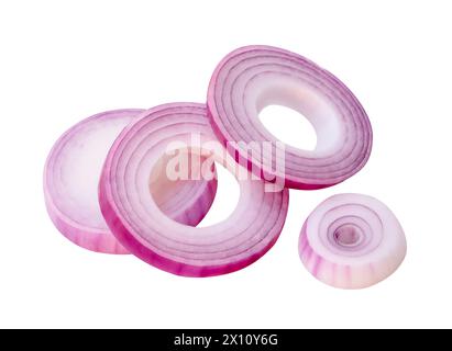 Der Satz der roten oder violetten Zwiebelringe oder Schichten im Stapel ist auf weißem Hintergrund mit Beschneidungspfad isoliert. Stockfoto