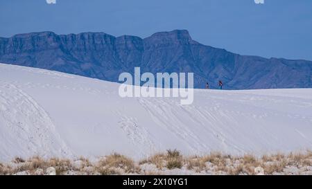 Mutter und Tochter schlendern durch die Dünen, den White Sands National Park, Alamogordo, New Mexico. Stockfoto