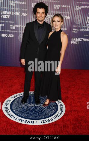 Los Angeles, Kalifornien, USA. April 2024. (L-R) Damien Chazelle und Olivia Hamilton nehmen am 13. April 2024 in Los Angeles, Kalifornien, am 10. Jährlichen Durchbruchspreis im Academy Museum of Motion Pictures Teil. Quelle: Jeffrey Mayer/Media Punch/Alamy Live News Stockfoto