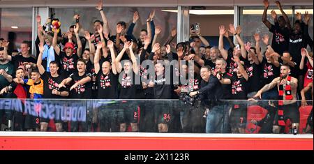 Leverkusen, Deutschland. April 2024. Fans von Bayer 04 Leverkusen feiern nach dem ersten Bundesliga-Spiel zwischen Bayer 04 Leverkusen und SV Werder Bremen in Leverkusen am 14. April 2024. Quelle: Ulrich Hufnagel/Xinhua/Alamy Live News Stockfoto