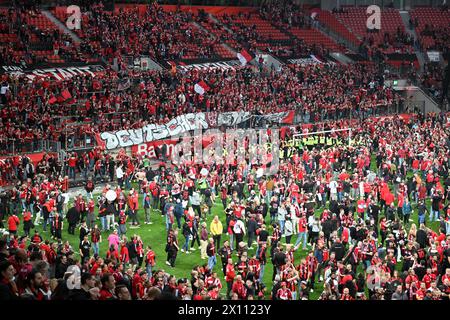 Leverkusen, Deutschland. April 2024. Fans von Bayer 04 Leverkusen feiern nach dem ersten Bundesliga-Spiel zwischen Bayer 04 Leverkusen und SV Werder Bremen in Leverkusen am 14. April 2024. Quelle: Ulrich Hufnagel/Xinhua/Alamy Live News Stockfoto