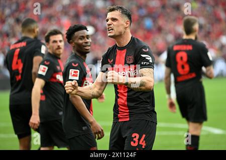 Leverkusen, Deutschland. April 2024. Granit Xhaka (Front) von Bayer 04 Leverkusen feiert das Torspiel während des ersten Ligaspiels zwischen Bayer 04 Leverkusen und SV Werder Bremen am 14. April 2024 in Leverkusen. Quelle: Ulrich Hufnagel/Xinhua/Alamy Live News Stockfoto