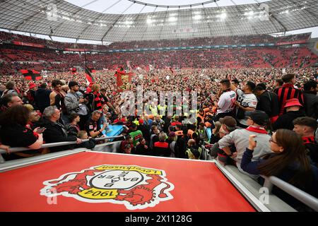 Leverkusen, Deutschland. April 2024. Fans von Bayer 04 Leverkusen feiern nach dem ersten Bundesliga-Spiel zwischen Bayer 04 Leverkusen und SV Werder Bremen in Leverkusen am 14. April 2024. Quelle: Ulrich Hufnagel/Xinhua/Alamy Live News Stockfoto