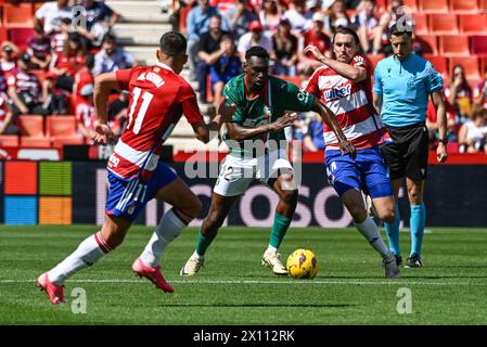 Granada, Spanien. April 2024. Samu Omorodion von DVO Alavés tritt am 14. April 2024 im Nuevo Los Cármenes Stadion in Granada, Spanien, um den Ball mit Ignasi Miquel von Granada CF gegen DVO Alavés an. (Foto: José M Baldomero/Pacific Press) Credit: Pacific Press Media Production Corp./Alamy Live News Stockfoto