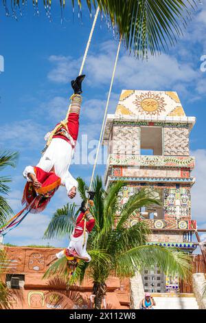 Costa Maya Mexiko, Kreuzfahrthafen, Norwegian Joy Cruise Line Schiff, 7-tägige Karibikroute, Danza de los Voladores, Tanz der Flyer, Palo Volador, Pol Stockfoto