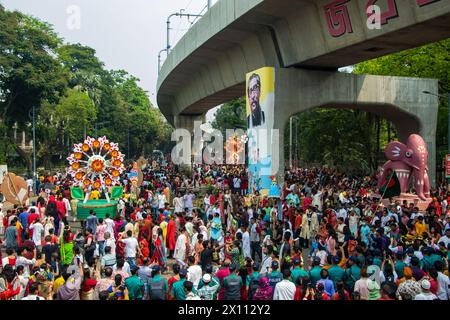 Bangladesch. April 2024. Bangla Noborsho 2024 feiert das bengalische Neujahr in Bangladesch und Westbengalen. Zu den Feierlichkeiten gehören kulturelle Veranstaltungen, traditionelle Speisen und lebhafte Prozessionen. Das Bild wurde am 14. April 2024 aus Dhaka aufgenommen. (Foto von Md. Noor Hossain/Pacific Press) Credit: Pacific Press Media Production Corp./Alamy Live News Stockfoto