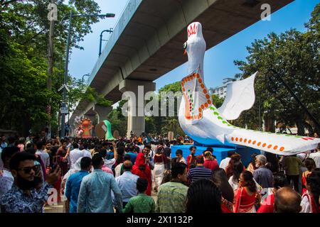 Bangladesch. April 2024. Bangla Noborsho 2024 feiert das bengalische Neujahr in Bangladesch und Westbengalen. Zu den Feierlichkeiten gehören kulturelle Veranstaltungen, traditionelle Speisen und lebhafte Prozessionen. Das Bild wurde am 14. April 2024 aus Dhaka aufgenommen. (Foto von Md. Noor Hossain/Pacific Press) Credit: Pacific Press Media Production Corp./Alamy Live News Stockfoto