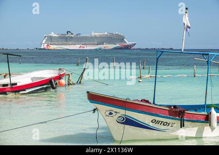 Costa Maya Mexiko, Kreuzfahrthafen, Norwegian Joy Cruise Line Schiff, 7-tägige Karibikroute, Playa Mahahual Beach Malecon, lokale Tour Angelcharter Boa Stockfoto