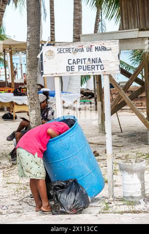 Costa Maya Mexiko, Kreuzfahrthafen, Norwegian Joy Cruise Line Schiff, 7-tägige Karibikroute, Playa Mahahual Beach Malecon, Hispanic Obdachloser Teenager Mann Stockfoto