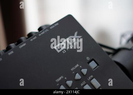 Yamaha Trommelserie dtx-Logo auf dem Trommelmodul mit verschwommenem Hintergrund Stockfoto