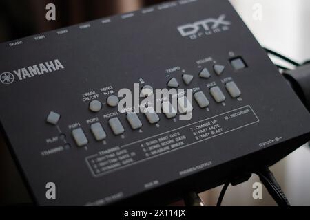 Yamaha Elektrotrommel dtx-Serie Modul mit verschwommenem Hintergrund Stockfoto