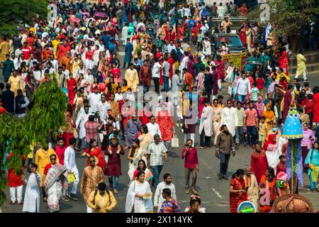 Bangladesch. April 2024. Bangla Noborsho 2024 feiert das bengalische Neujahr in Bangladesch und Westbengalen. Zu den Feierlichkeiten gehören kulturelle Veranstaltungen, traditionelle Speisen und lebhafte Prozessionen. Das Bild wurde am 14. April 2024 aus Dhaka aufgenommen. (Kreditbild: © Md. Noor Hossain/Pacific Press via ZUMA Press Wire) NUR ZUR REDAKTIONELLEN VERWENDUNG! Nicht für kommerzielle ZWECKE! Stockfoto