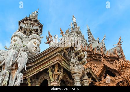 Nahaufnahme auf dem Dach des Heiligtums der Wahrheit, Pattaya, Thailand. Holztempel, breit auf Khmer-Architektur, ausgestellt in einem ruhigen, zeitlosen setti Stockfoto