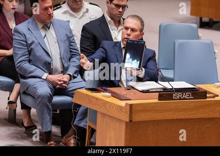 Botschafter Gilad Erdan von Israel spricht während eines Videos über einen iranischen Angriff, der am 14. April 2024 im Hauptquartier der Vereinten Nationen in New York während einer Notsitzung des Sicherheitsrats über die Lage im Nahen Osten über die Al-Aqsa-Moschee in Jerusalem abgestoßen wurde. Das Treffen wurde auf Ersuchen der israelischen Mission nach einem beispiellosen Angriff Irans auf Israel aus dem Iran, dem Irak und dem Jemen mit Drohnen, Kreuzfahrtschiffen und ballistischen Raketen einberufen. 99 % von ihnen wurden von der israelischen Luftverteidigung und mit Hilfe von US-Truppen in der Region abgeschossen. (Foto: Lev Radin/SIPA USA) Stockfoto