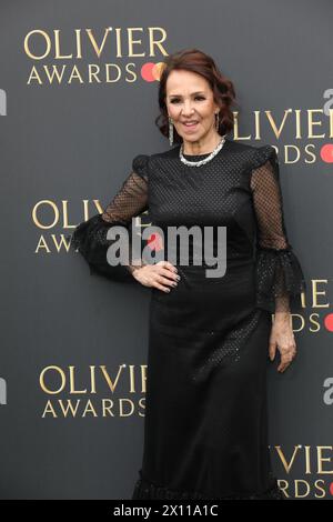 Dame Arlene Phillips nimmt an den Olivier Awards 2024 mit Mastercard in der Royal Albert Hall in London Teil. Stockfoto