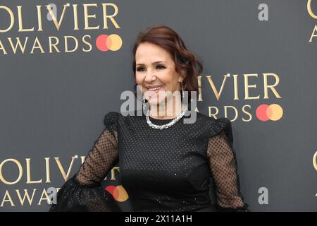 Dame Arlene Phillips nimmt an den Olivier Awards 2024 mit Mastercard in der Royal Albert Hall in London Teil. Stockfoto