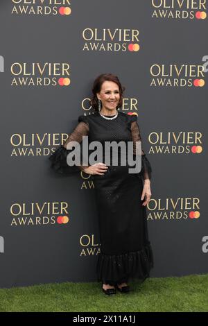 Dame Arlene Phillips nimmt an den Olivier Awards 2024 mit Mastercard in der Royal Albert Hall in London Teil. Stockfoto