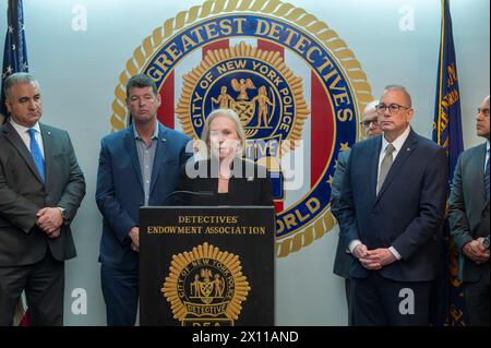 New York, Usa. April 2024. US-Senatorin Kirsten Gillibrand hielt eine Pressekonferenz in der Detectives' Endowment Association in Lower Manhattan ab, um die Einführung ihres neuen parteiübergreifenden Gesetzes, des Providing Child Care for Police Officers Act, bekannt zu geben. das würde 24 Millionen US-Dollar an Bundesmitteln für Kinderbetreuungsdienste bereitstellen, um Männer und Frauen zu unterstützen, die ihr Leben aufs Spiel setzen, um unsere Gemeinden zu schützen. (Foto: Ron Adar/SOPA Images/SIPA USA) Credit: SIPA USA/Alamy Live News Stockfoto