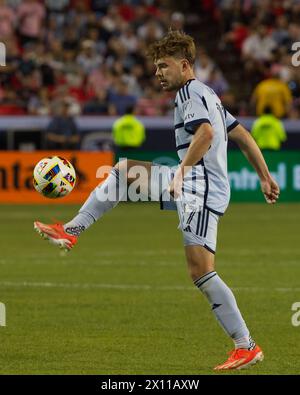 Kansas City, Missouri, USA. April 2024. Der Sporting KC Mittelfeldspieler Jake Davis #17 ist in der zweiten Spielhälfte im Arrowhead Stadium in Kansas City, MO, am 13. April 2024 in der Offensive gegen Inter Miami CF. (Kreditbild: © Serena S.Y. Hsu/ZUMA Press Wire) NUR REDAKTIONELLE VERWENDUNG! Nicht für kommerzielle ZWECKE! Stockfoto