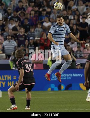 Kansas City, Missouri, USA. April 2024. Der sportliche KC-Mittelfeldspieler Remi Walter #54 leitet den Ball während der ersten Spielhälfte im Arrowhead Stadium in Kansas City, MO, am 13. April 2024. (Kreditbild: © Serena S.Y. Hsu/ZUMA Press Wire) NUR REDAKTIONELLE VERWENDUNG! Nicht für kommerzielle ZWECKE! Stockfoto