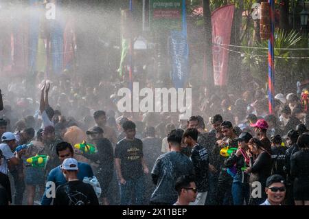 Während des kambodschanischen Neujahrsfestes wird Wasser auf eine dicht gepackte Menschenmenge gesprüht. Wat Phnom, Phnom Penh, Kambodscha. April 2024. © Kraig Lieb Stockfoto