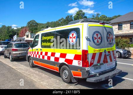 Notarztwagen auf der Straße, Moss Vale Road, Kangaroo Valley, New South Wales, Australien Stockfoto