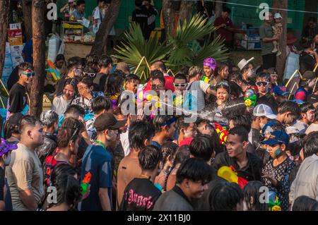 Eine Wasserpistolenschlacht in einer dicht gepackten Menge während des kambodschanischen Neujahrsfestes. Wat Phnom, Phnom Penh, Kambodscha. April 2024. © Kraig Lieb Stockfoto