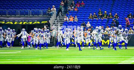 San Antonio, Texas, USA. April 2024. St. Louis Battlehawks laufen auf das Feld im Alamodome. (Kreditbild: © James Leyva/ZUMA Press Wire) NUR REDAKTIONELLE VERWENDUNG! Nicht für kommerzielle ZWECKE! Stockfoto