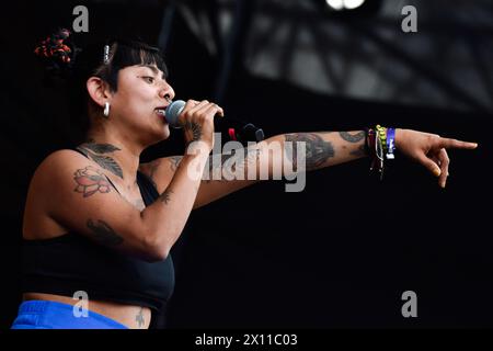 Bogota, Kolumbien. April 2024. La muchacha y el Propio Junte spielt während des Paz Rock Konzerts in Bogota, Kolumbien am 12. April 2024. Foto: Cristian Bayona/Long Visual Press Credit: Long Visual Press/Alamy Live News Stockfoto