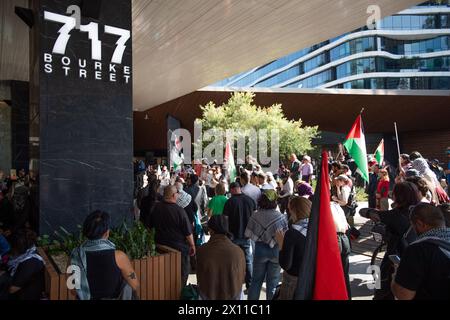 Melbourne, Australien. April 2024, Melbourne, Australien. Pro-palästinensische Demonstranten versammeln sich vor dem BP-Büro in Melbourne und protestieren gegen ihre Bergbaulizenz in Israel. Dies findet im Rahmen eines globalen Aktionstages statt. Quelle: Jay Kogler/Alamy Live News Stockfoto