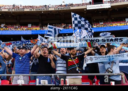 Kansas City, Missouri, USA. April 2024. Sporting KC Fans feiern ein Tor, das Sporting KC in der ersten Spielhälfte am 13. April 2024 im Arrowhead Stadium in Kansas City, MO, erzielte. (Kreditbild: © Serena S.Y. Hsu/ZUMA Press Wire) NUR REDAKTIONELLE VERWENDUNG! Nicht für kommerzielle ZWECKE! Stockfoto