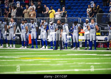 San Antonio, Texas, USA. April 2024. St. Louis Battlehawk-Spieler stehen für die Nationalhymne. (Kreditbild: © James Leyva/ZUMA Press Wire) NUR REDAKTIONELLE VERWENDUNG! Nicht für kommerzielle ZWECKE! Stockfoto