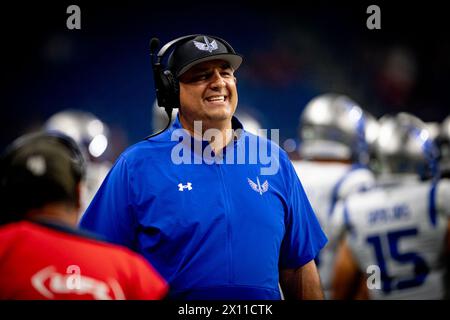 San Antonio, Texas, USA. April 2024. St. Louis Battlehawks Head Coach Anthony Becht lächelt an der Seitenlinie. (Kreditbild: © James Leyva/ZUMA Press Wire) NUR REDAKTIONELLE VERWENDUNG! Nicht für kommerzielle ZWECKE! Stockfoto