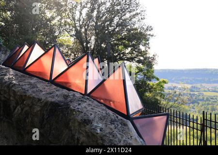 Modernes Troglodyte-Haus auf der Spitze der Klippe in der Nähe des Château fort de Beynac in Périgord Noir. Oben im Haus, Glasdach, fischförmiges Dach Stockfoto